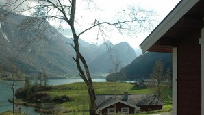 A cabin with a view of a lake and mountains. - Holiday Home in Olden (Stryn)