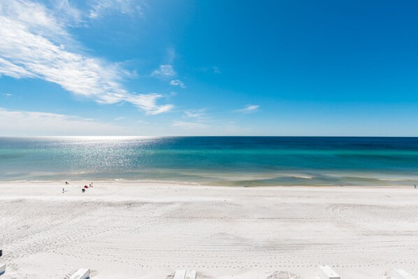 On the beach - 3rd Floor Inviting Condo On Okaloosa Island 490 Feet Of Private Beach (Fort Walton Beach)