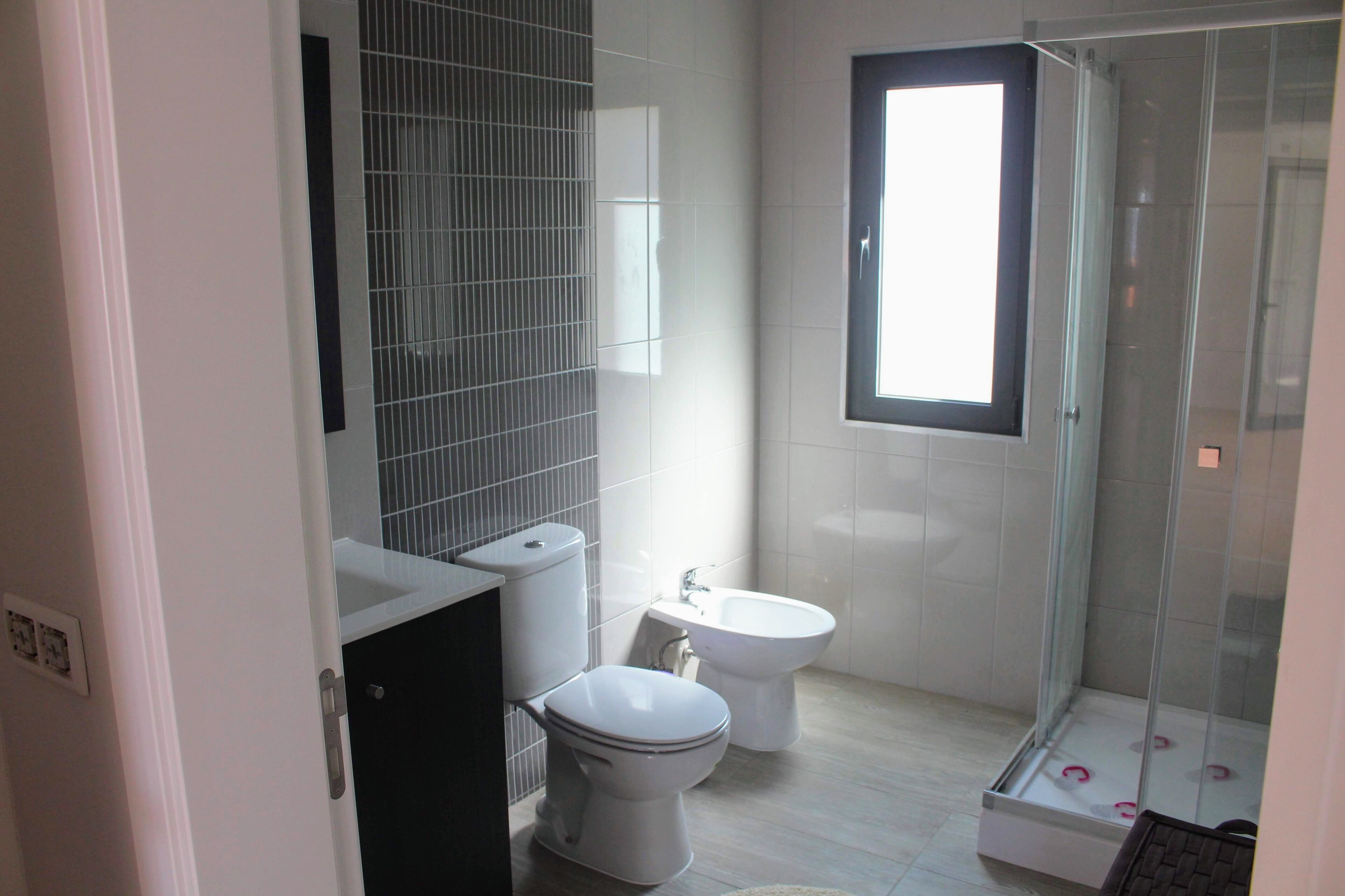 Dusch, hårtork, bidé och handdukar