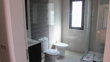 Dusch, hårtork, bidé och handdukar