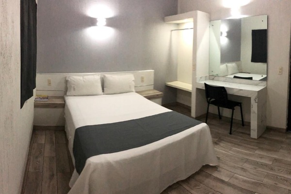 Escritorio, wifi gratis y ropa de cama