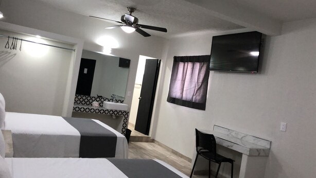Basic Quadruple Room | Meja, Wi-fi percuma, cadar katil 