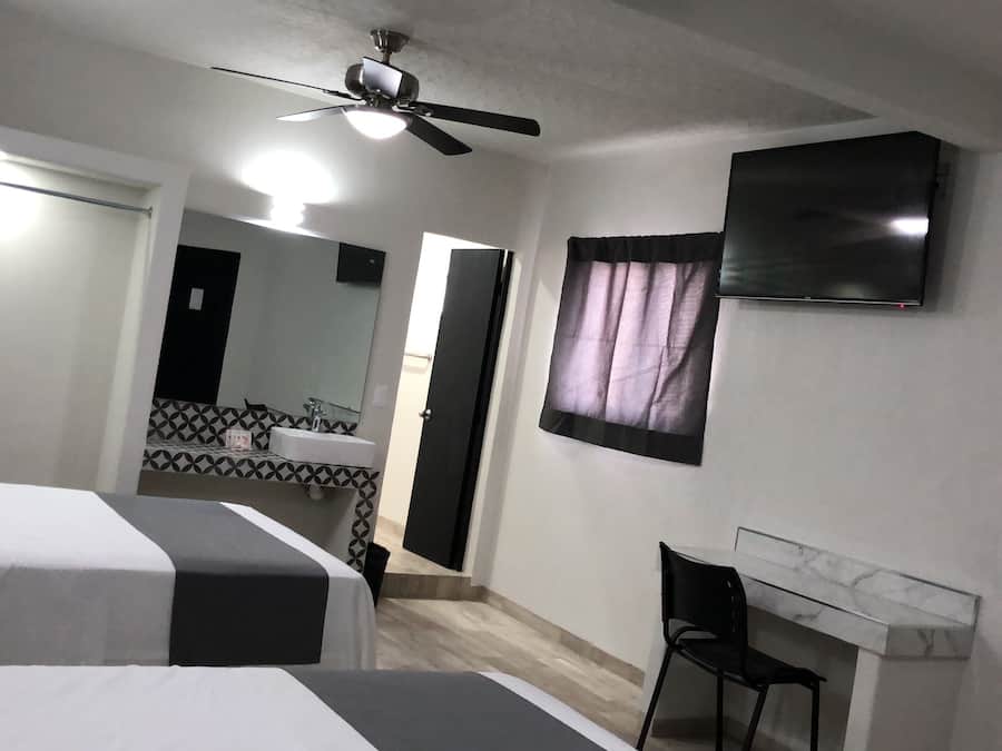 Quarto quádruplo básico | Escrivaninha, Wi-Fi de cortesia, roupa de cama
