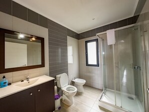 Bruser, hårtørrer, bidet, håndklæder