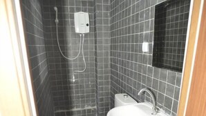 Bruser, brusehoved med hydromassage, håndklæder, Shampoo