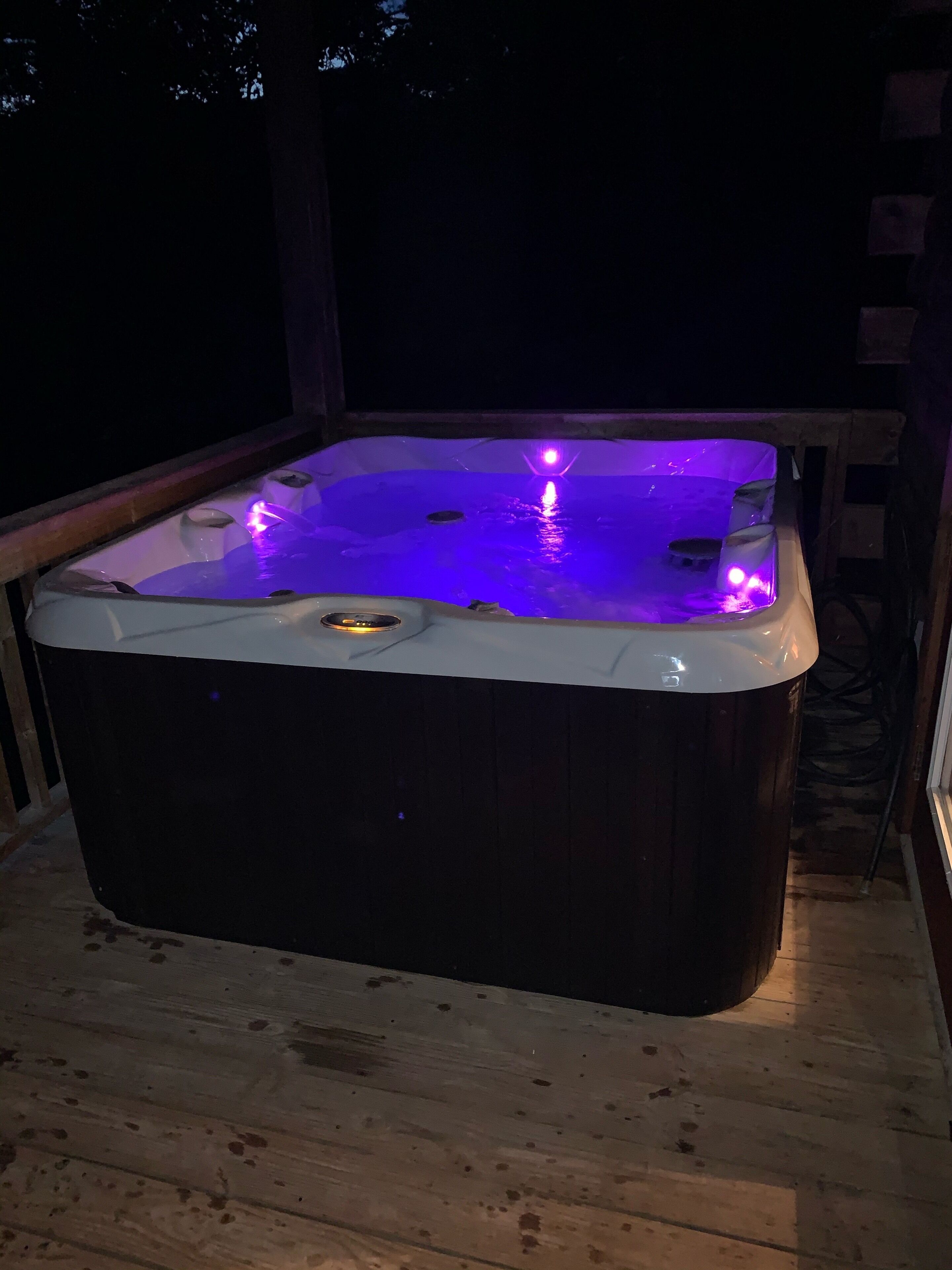 Ein Whirlpool mit Holzterrasse und kleinem Pool.