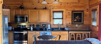 Little T's Cabin Great Smoky Mtns, Hot Tub, Polar Express, King Bed, WiFi