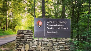Señal del Parque Nacional de las Montañas Humeantes, que indica el área de Deep Creek.