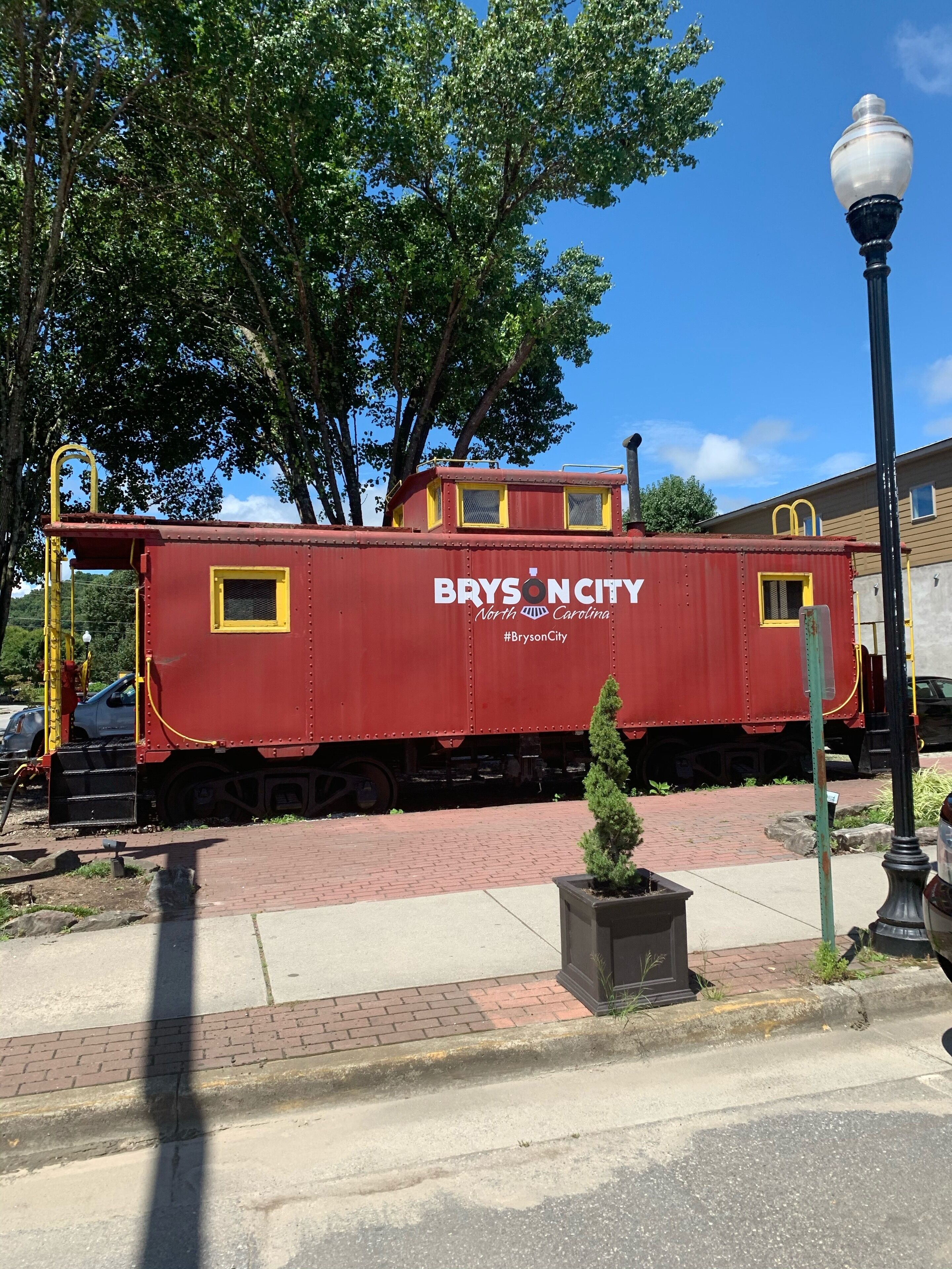Ein roter Bremshund mit der Aufschrift "BRYSONCITY North Carolina“ und einem kleinen Baum davor.