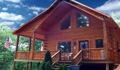 Little T's Cabin Great Smoky Mtns, Hot Tub, Polar Express, King Bed, WiFi