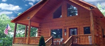Little T's Cabin Great Smoky Mtns, Hot Tub, Polar Express, King Bed, WiFi