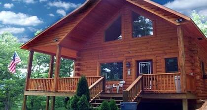 Little T's Cabin Great Smoky Mtns, Hot Tub, Polar Express, King Bed, WiFi