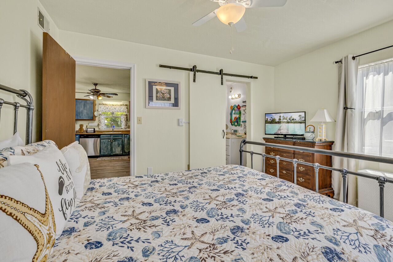 2 bedrooms, desk, iron/ironing board, travel crib