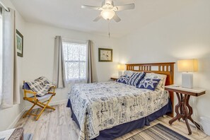 2 habitaciones, escritorio y tabla de planchar con plancha 