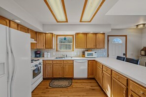 冰箱、微波炉、烤箱、炉灶