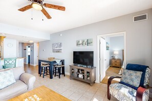 Flachbildfernseher, DVD-Player, Bücher, Videothek