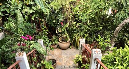 Spacious Garden Studio 1 Block Beach Romantic Zone