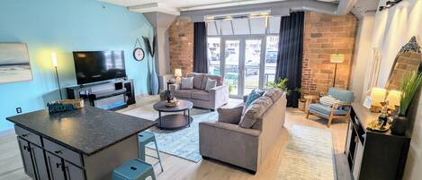 Smart TV, chimenea, libros, estéreo