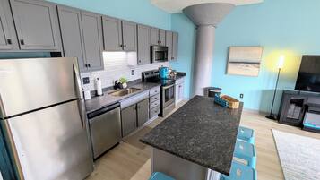 Réfrigérateur, micro-ondes, four, plaque de cuisson