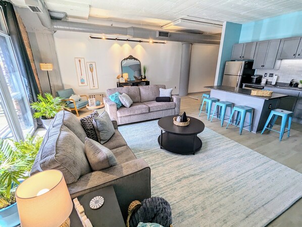 TV connectée, cheminée, livres, chaîne hi-fi