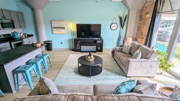 TV connectée, cheminée, livres, chaßne hi-fi