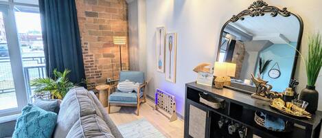 Smart TV, fireplace, books, stereo