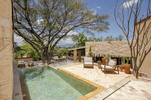 室外游泳池，09:00 至 21:00 开放，池畔遮阳伞，日光浴躺椅