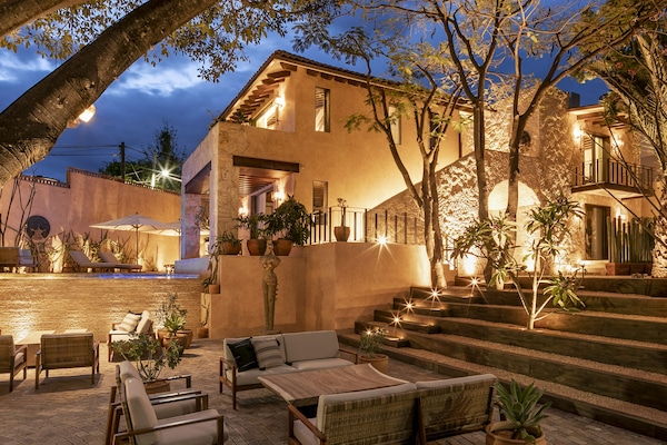 Voorkant accommodatie - avond/nacht