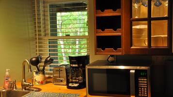 Een magnetron, een koffiezetapparaat/waterkoker