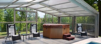 UNIQUE! 40 Pvt. Ac. Fireplace, Grill, Enclosed Heated Pool & Hot Tub