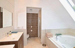 Chuveiro, banheira de hidromassagem, secador de cabelo, toalhas de banho