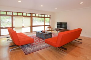 Una Smart TV, una chimenea, un futbolín