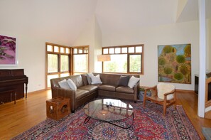 Una Smart TV, una chimenea, un futbolín