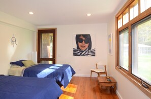 3 quartos, escrivaninha, ferros/tábuas de passar roupa, berço de viagem