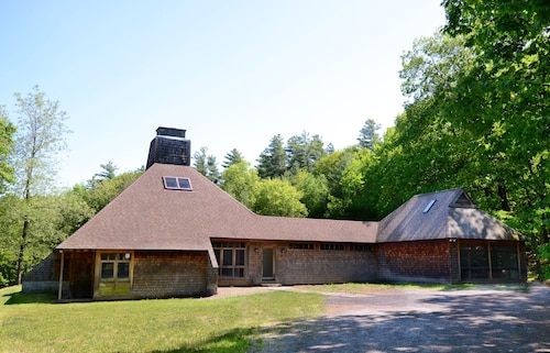 UNIQUE! 40 Pvt. Ac. Fireplace, Grill, Enclosed Heated Pool & Hot Tub