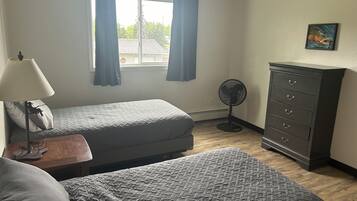 2 bedrooms, desk, iron/ironing board, WiFi