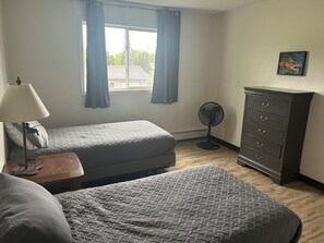 2 habitaciones, escritorio, tabla de planchar con plancha y wifi