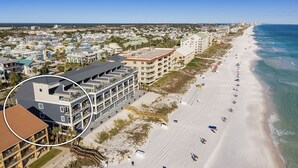 Hotel ved stranden med flere balkoner, en sandstrand og havudsigt.