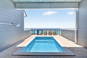 A rooftop pool, a heated pool - Crystal Clear - Beach Front Property with Private Pool Area, Rooftop Deck & Theater (Destin)
