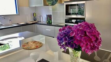 Réfrigérateur, micro-ondes, four, plaque de cuisson