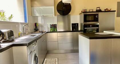 JOLIE MAISON BLEUE In the center of pont aven near shops and museum