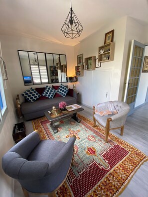 TV, books, stereo - JOLIE MAISON BLEUE In the center of pont aven near shops and museum (Pont-Aven)