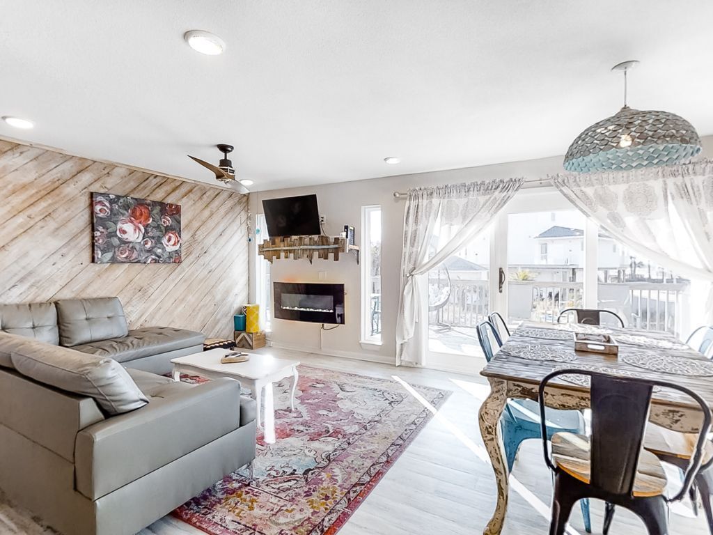 Fantastic home with partial Gulf view, deck, grill, hammock, outdoor shower