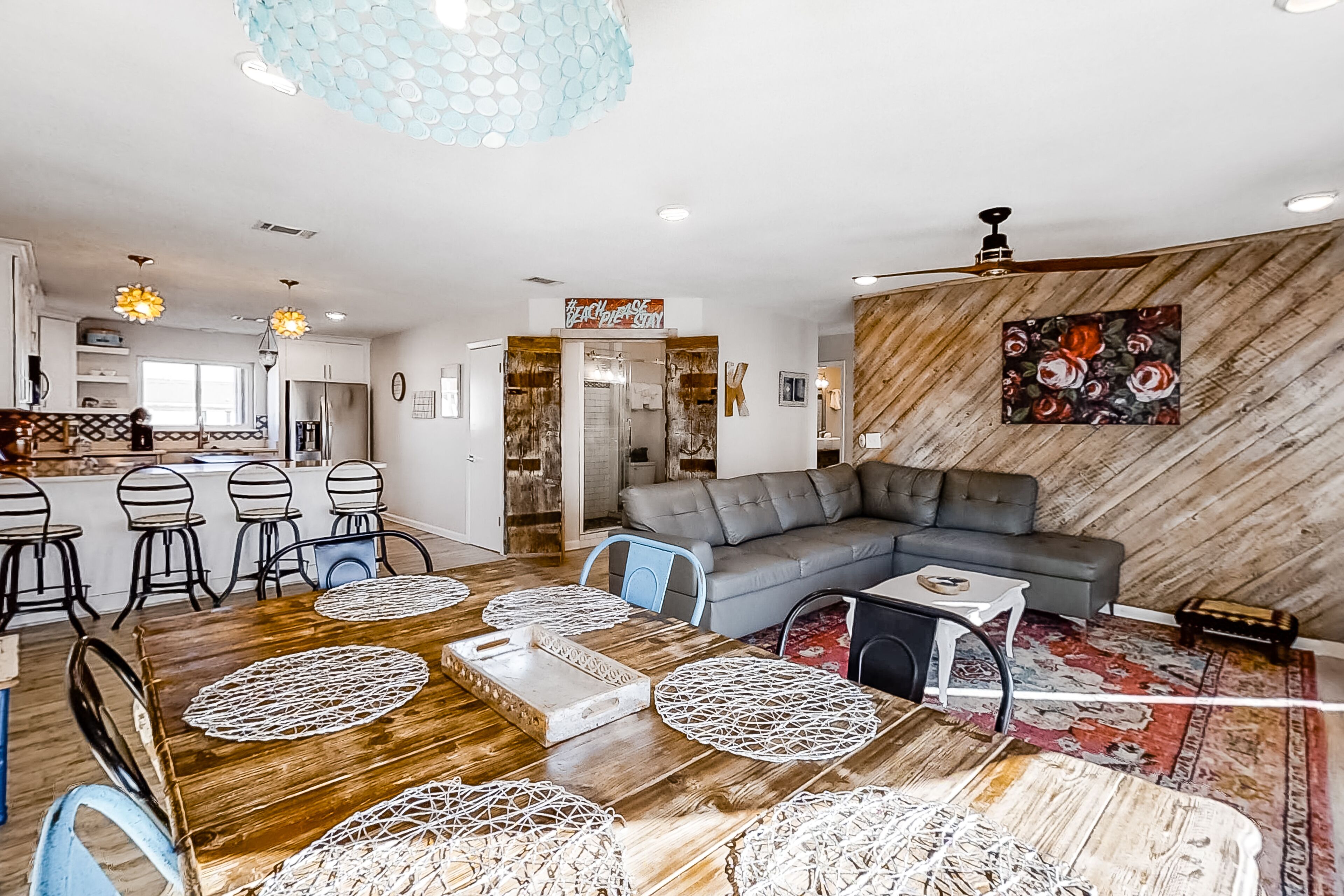 Fernseher, Kamin, DVD-Player, Videothek