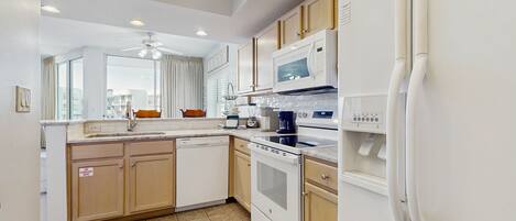 Réfrigérateur, micro-ondes, four, plaque de cuisson