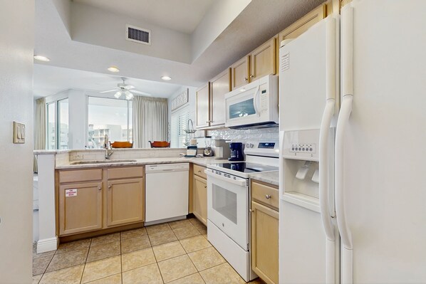 Jääkaappi, mikroaaltouuni, uuni, liesi