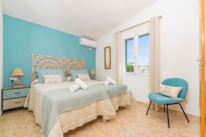 4 slaapkamers, een bureau, een strijkplank/strijkijzer, wifi