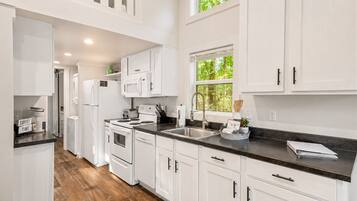 Coffee/tea maker, fridge, microwave, oven