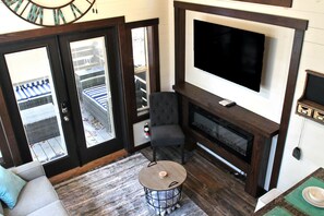 Una televisión, una chimenea, un reproductor de DVD