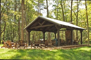 Outdoor dining - The Woods at The Retreat at Deer Lick Falls (Monteagle)